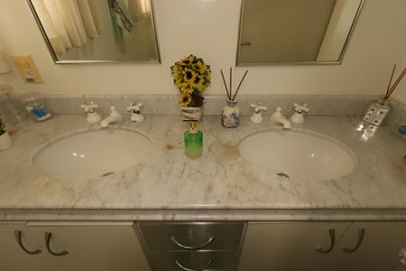 Apartamento à venda com 240m², 3 quartos e 3 vagasBanheiro Social - Pia