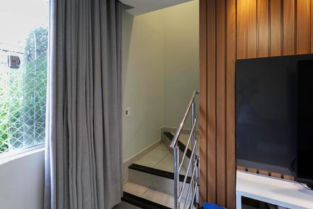 Apartamento para alugar com 120m², 3 quartos e 1 vaga Apartamento para alugar com 120m², 3 quartos e 1 vagaEscada