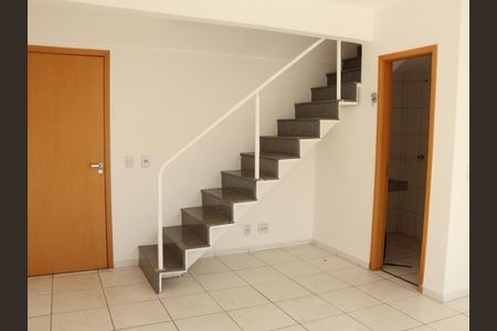 Sala e escada de apartamento para alugar com 2 quartos, 60m² em Setor Leste Universitário, Goiânia