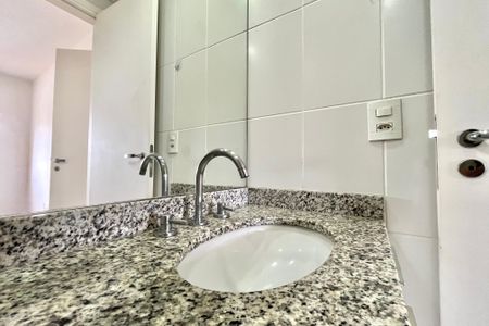 Apartamento à venda com 72m², 2 quartos e 2 vagas Apartamento à venda com 72m², 2 quartos e 2 vagasBanheiro da Suíte