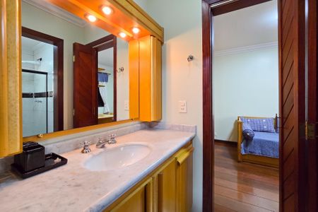 Casa à venda com 295m², 3 quartos e 6 vagasBanheiro - Quarto 1 e 2