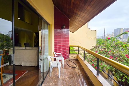 Casa à venda com 295m², 3 quartos e 6 vagas Casa à venda com 295m², 3 quartos e 6 vagasSacada