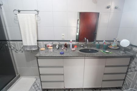 Casa de condomínio à venda com 300m², 2 quartos e 5 vagasBanheiro da suíte