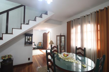 Casa de condomínio à venda com 300m², 2 quartos e 5 vagasSala