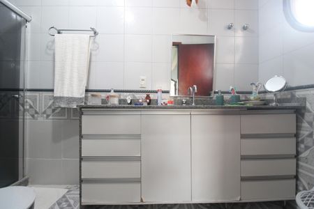 Casa de condomínio à venda com 300m², 2 quartos e 5 vagasBanheiro da suíte