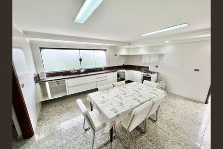 Casa à venda com 355m², 4 quartos e 6 vagas Casa à venda com 355m², 4 quartos e 6 vagasCozinha