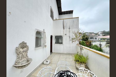 Casa à venda com 355m², 4 quartos e 6 vagas Casa à venda com 355m², 4 quartos e 6 vagasVaranda da Sala