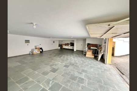 Casa à venda com 355m², 4 quartos e 6 vagas Casa à venda com 355m², 4 quartos e 6 vagasGaragem