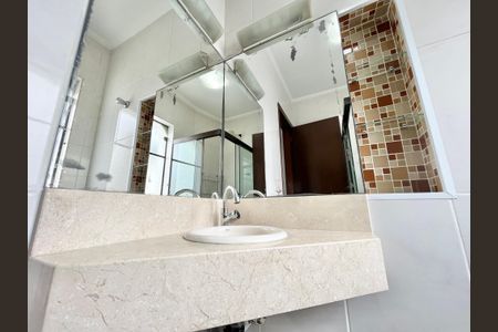 Casa à venda com 355m², 4 quartos e 6 vagas Casa à venda com 355m², 4 quartos e 6 vagasBanheiro