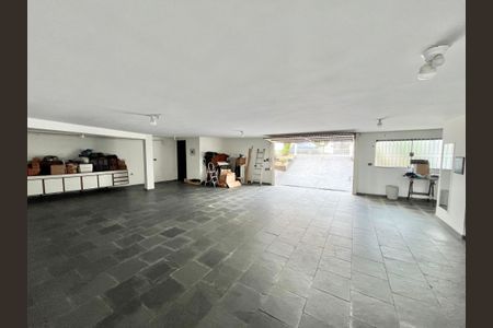 Casa à venda com 355m², 4 quartos e 6 vagas Casa à venda com 355m², 4 quartos e 6 vagasGaragem