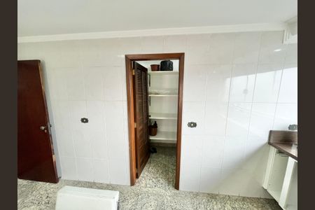 Casa à venda com 355m², 4 quartos e 6 vagas Casa à venda com 355m², 4 quartos e 6 vagasDespensa