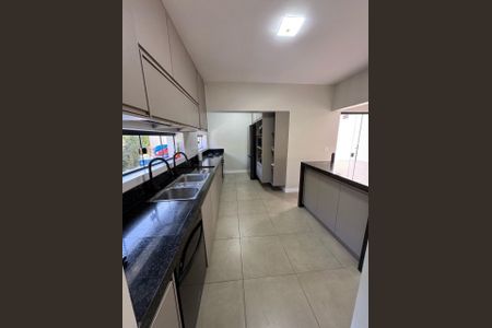 Casa de condomínio à venda com 380m², 4 quartos e 5 vagasFoto 01