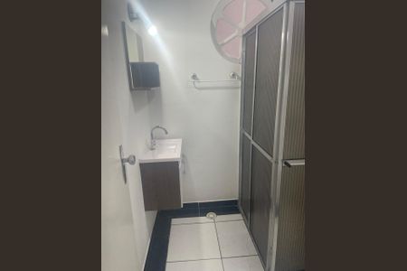 Banheiro de apartamento para alugar com 1 quarto, 45m² em Vila Tupi, Praia Grande