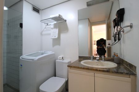 Banheiro de apartamento para alugar com 1 quarto, 98m² em Itaim Bibi, São Paulo