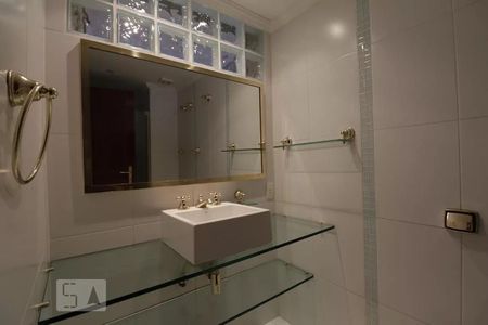 Apartamento para alugar com 130m², 3 quartos e 2 vagas Apartamento para alugar com 130m², 3 quartos e 2 vagasBanheiro