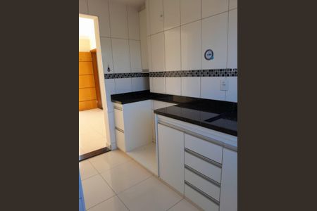 Cozinha de apartamento para alugar com 2 quartos, 54m² em Santa Mônica, Uberlândia