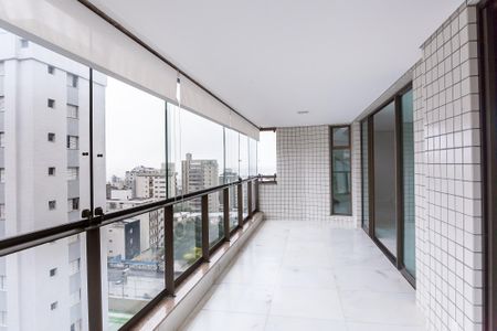 Apartamento à venda com 340m², 4 quartos e 5 vagasVaranda da Sala / semi suite 