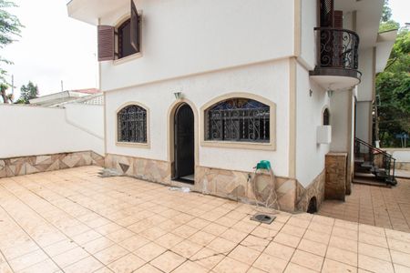 Casa à venda com 385m², 4 quartos e 6 vagas Casa à venda com 385m², 4 quartos e 6 vagasQuintal