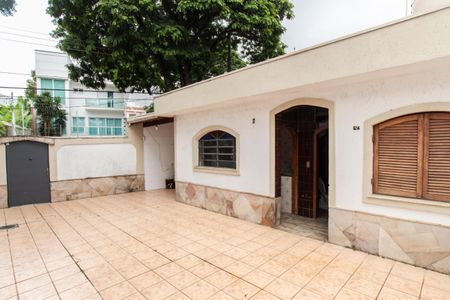 Casa à venda com 385m², 4 quartos e 6 vagas Casa à venda com 385m², 4 quartos e 6 vagasQuintal
