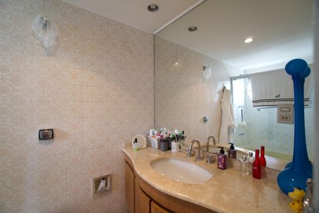 Apartamento à venda com 170m², 4 quartos e 2 vagasBanheiro da Suíte