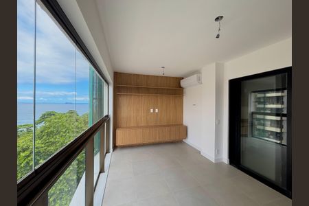 Apartamento à venda com 71m², 2 quartos e 1 vaga Apartamento à venda com 71m², 2 quartos e 1 vagaVaranda da Sala/área de serviço - vista para o mar