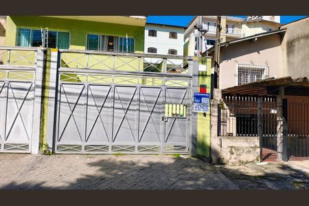 Casa à venda com 180m², 3 quartos e 5 vagas Casa à venda com 180m², 3 quartos e 5 vagasFachada