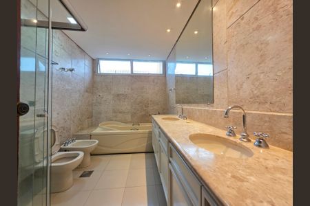 Apartamento à venda com 375m², 4 quartos e 3 vagasBanheiro da Suíte 4