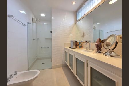 Apartamento à venda com 375m², 4 quartos e 3 vagasBanheiro da Suíte 2