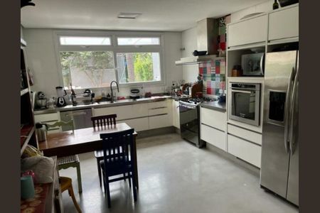 Casa à venda com 4 quartos, 360m² em Jardim Leonor, São Paulo