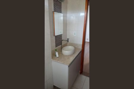 Banheiro de apartamento para alugar com 2 quartos, 53m² em Colubandê, São Gonçalo