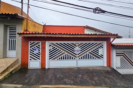 Casa à venda com 155m², 3 quartos e 2 vagas Casa à venda com 155m², 3 quartos e 2 vagasFachada