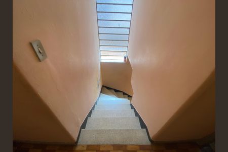 Casa à venda com 110m², 2 quartos e 2 vagasEscada