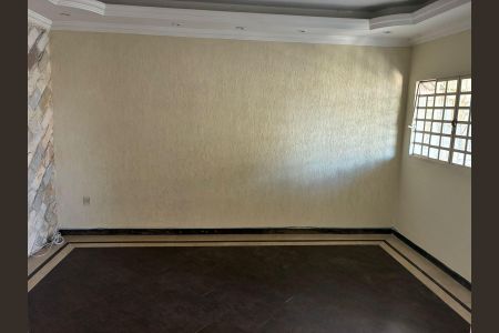 Sala 2 de casa para alugar com 3 quartos, 200m² em São Joaquim, Contagem