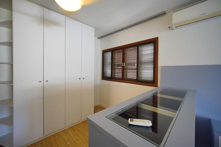Casa de condomínio para alugar com 303m², 4 quartos e 4 vagasSuite