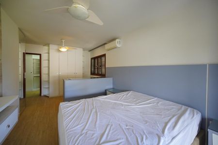 Casa de condomínio para alugar com 303m², 4 quartos e 4 vagasSuite