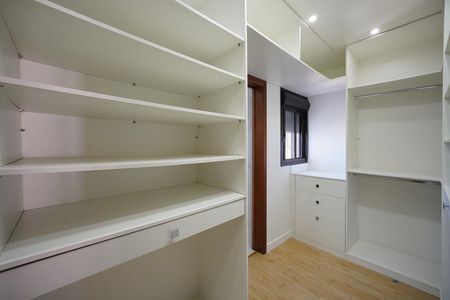 Casa de condomínio para alugar com 303m², 4 quartos e 4 vagasCloset da suíte