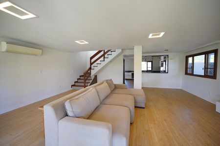 Casa de condomínio para alugar com 303m², 4 quartos e 4 vagasSala