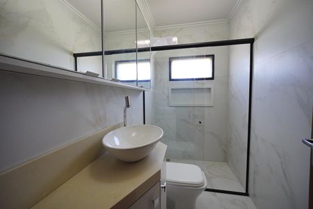 Casa de condomínio para alugar com 303m², 4 quartos e 4 vagasBanheiro Corredor