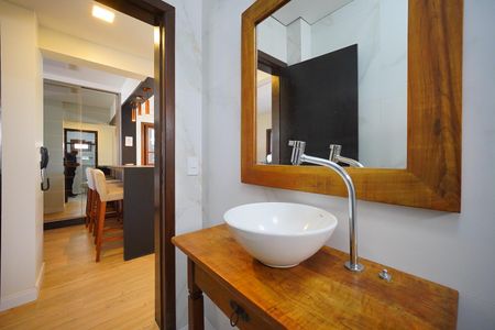 Casa de condomínio para alugar com 303m², 4 quartos e 4 vagasBanheiro