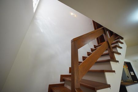 Casa de condomínio para alugar com 303m², 4 quartos e 4 vagasEscada para dormitórios 