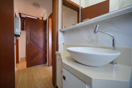 Casa de condomínio para alugar com 303m², 4 quartos e 4 vagasBanheiro. Corredor