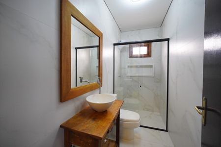 Casa de condomínio para alugar com 303m², 4 quartos e 4 vagasBanheiro 