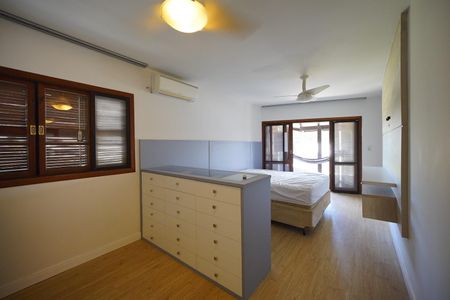 Casa de condomínio para alugar com 303m², 4 quartos e 4 vagasSuite