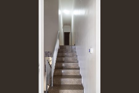 Casa para alugar com 139m², 3 quartos e 2 vagas Casa para alugar com 139m², 3 quartos e 2 vagasEscadas