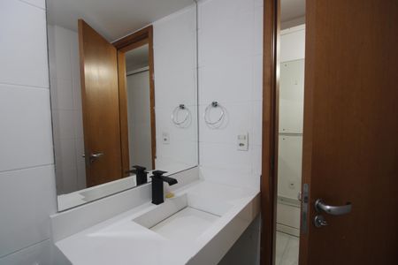 Apartamento à venda com 67m², 2 quartos e 1 vagaBanheiro da suíte