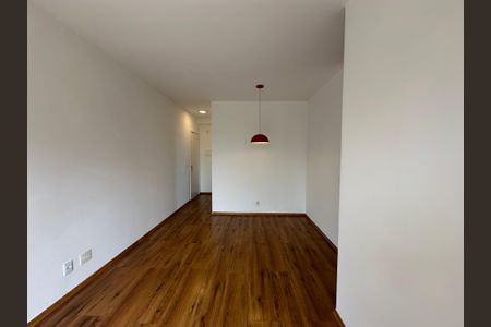 Sala de apartamento para alugar com 3 quartos, 70m² em Jardim Tupanci, Barueri