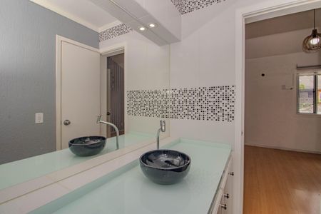 Casa de condomínio à venda com 77m², 3 quartos e 2 vagasBanheiro da Suíte Americana