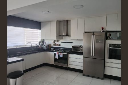 Casa de condomínio para alugar com 350m², 4 quartos e 4 vagas