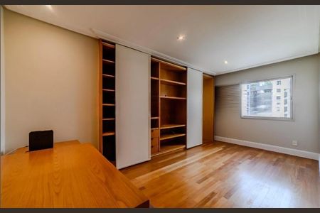 Apartamento à venda com 3 quartos, 320m² em Vila Uberabinha, São Paulo