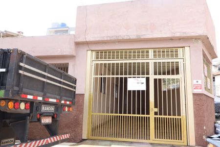 Casa para alugar com 200m², 2 quartos e 2 vagasFachada e portão